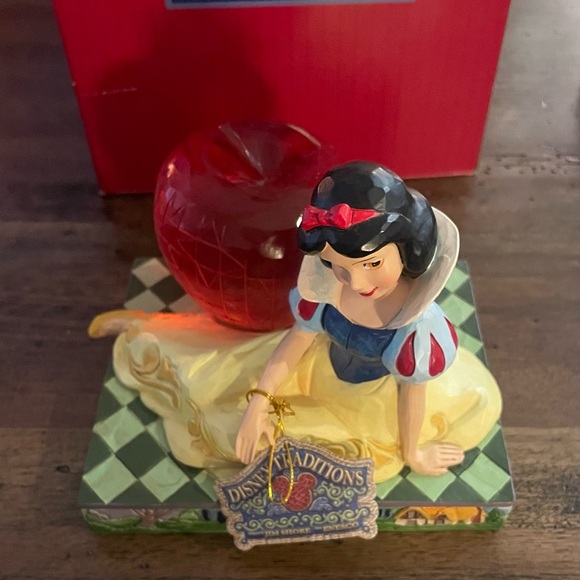 Jim Shore “A Tempting Offer” Snow White Figurine MSRP $65 - Picture 2 of 8